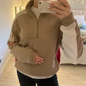 Adidas zip up tröja vintage  - En jätte skön tjock zip up tröja som är beige med röda och vita detaljer. Det är i storlek S men från herr avdelningen så den är större i storleken och lite boxigt i formen 💕☺️