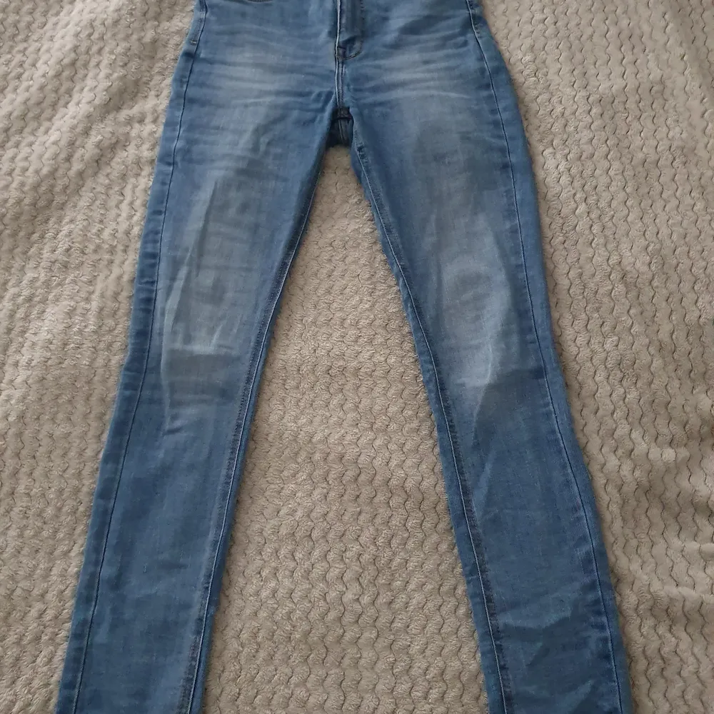 Snygga blåa jeans alldrig använda endast testade så fina men lite långa för mig de kan vara snyggt mä ett par höga sneakers. Är 162/3 o man får en så fin form ❤ storlek 27 så typ XS s. Jeans & Byxor.