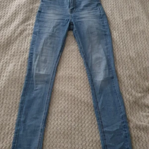 Jeans  - Snygga blåa jeans alldrig använda endast testade så fina men lite långa för mig de kan vara snyggt mä ett par höga sneakers. Är 162/3 o man får en så fin form ❤ storlek 27 så typ XS s