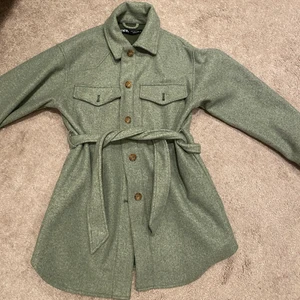 Kappa  - Jätte fin grön kappa från Zara. Använd två gånger , så i nyskick. Kommer inte till användning. Perfekt till höst/vinter. ❤️‍🔥