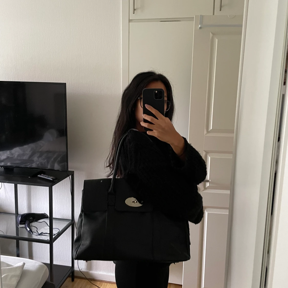 Snygg svart väska med detalj  - 90