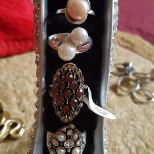 Ringer  - Fint ring med sten och pärlor.  Första 2är st 18 . Andra är 17. . Första ring 50kr andra och tredje 60kr/st De sista 2 är 120kr/st. Plus Frak.  Alla är helt