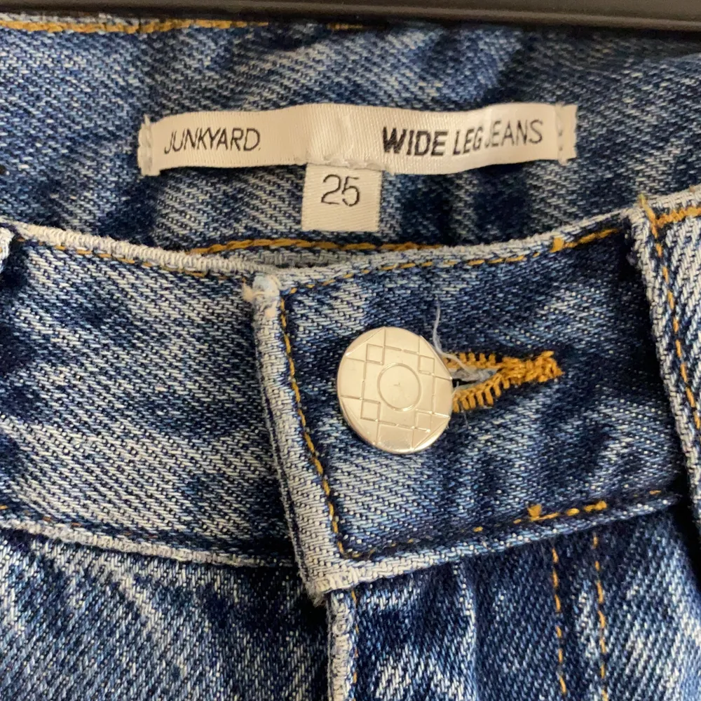 Säljer nu dessa jeans från junkyard✨ då dom inte satt som jag ville på mig. Köpt för 499kr. aldrig använd,Jag är 168 och dom går ner till fötterna på mig, lite långa. (första bilden är lånad) 🌸 (buda från 300kr! istället för 400kr)                        . Jeans & Byxor.