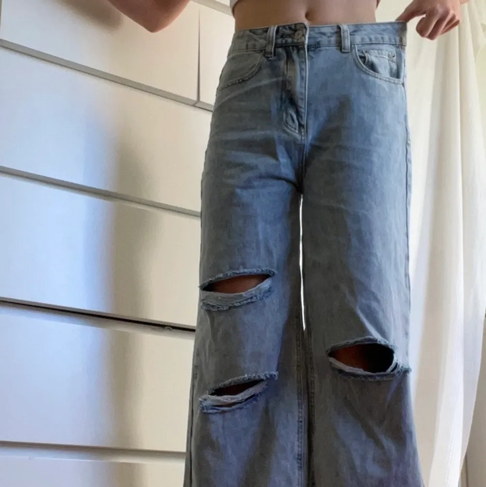 Dessa jeans är väldigt för stora för mig köpta från SHEIN aldrig använda bra material bara att de är förstora för mig. Jeans & Byxor.