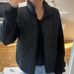 Väst - Jättefin svart väst ifrån Zara som är snyggt oversized! Endast använd i någon månad så i väldigt bra skick, säljer då jag skulle vilja köpa en annan slags väst. I storlek XL men skulle säga att den mer är som en stor L och liten XL. 