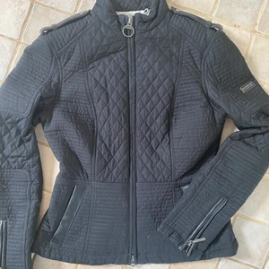 Barbour biker dam jacka - Midjelång, figurnära, tunnt fodrad damjacka, bikermodell. Svart, stl M.