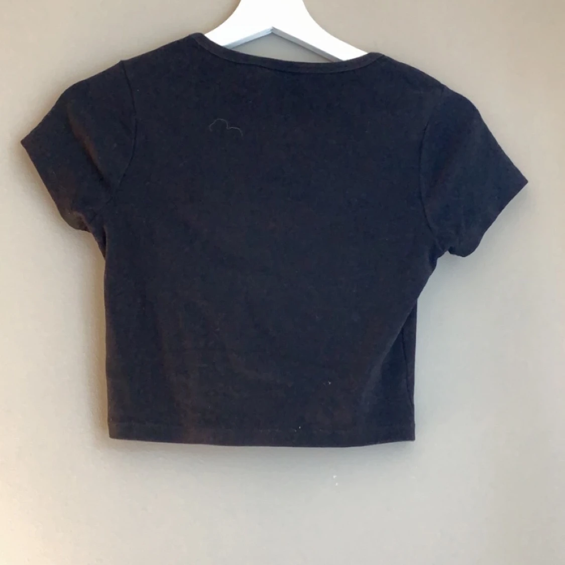 croppad t-shirt med ”v-ringning” i sl xs - 90