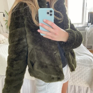 Mörkgrön pälsjacka  - Inte äkta päls såklart! 💚Storlek XS, knappt använd 