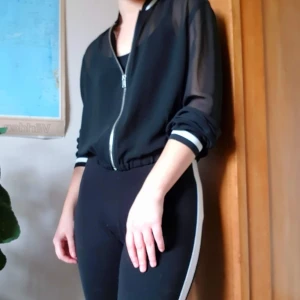 Sportigt set - Svinsnyggt sportigt two piece-set som använts få gånger. Består av leggings och en matchande sheer jacka.