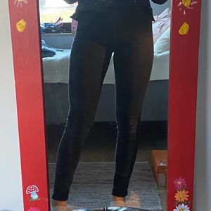 Vera skinny jeans - Svarta vera skinny jeans från Lindex. De är i bra skick förutom att färgen är lite urtvättad och de är lite slitna på insidan. Sitter bra på mig som är storlek S. Frakten kostar 79 kr ❤️