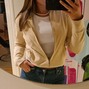 Kofta  - Snygg kofta från Filippa K i strl M. Säljes då den inte kommer till användning längre. Jättefint skick🤍🤎🖤