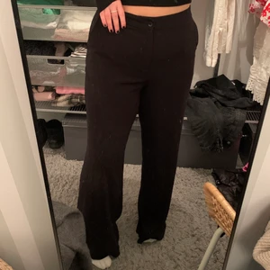 Kostymbyxor  - Superfina kostymbyxor från Carin Wester i storlek 42, de är även väldigt långa på mig som är 175cm.