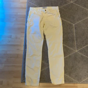 Chinos vit - Säljer dessa Chinos från NN07 väldigt bra skick nödvärn ca 2 gånger. Orginal pris 1200kr Säljer den för 699kr