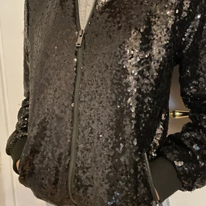 Glittrig jacka - Säljs för den ej kommer till användning.