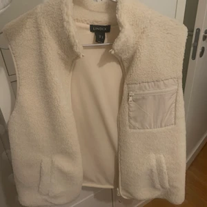 Teddy Väst - Jätte fin och mysig väst från Lindex. Knappst använd så är i helt nytt skick.