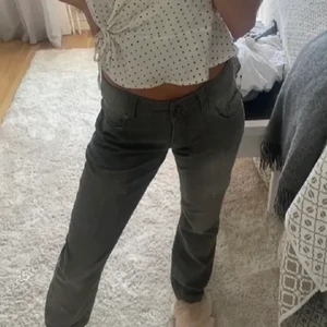 Grå lågmidjade jeans  - Säljer dessa superfina gråa jeans, mid/lowrise. Vet tyvärr inte vart dom är köpta, bilderna är lånade!! Säljer då jag redan har massa andra liknande💞 Passar 36/34 
