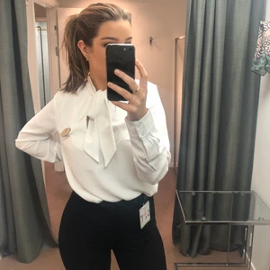 Vit blus - Använd få gånger. Frakt ingår.