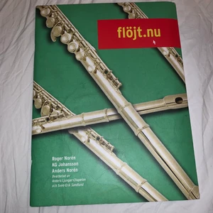 Tvärflöjts bok - Tvärflöjts boken flöjt.nu inkl CD, köpt för 240kr. I bra skick med några stötta kanter (se bild). Kan inte garantera att det inte står något litet nånstans.                OBS! Köparen står för frakten ☺️