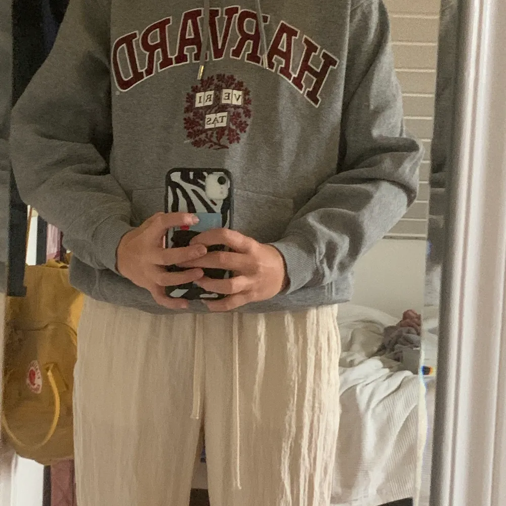 Säljer min fina hoodie från hm. Säljer den på grund av att den inte är min stil men annars jättefin. Den har ett Harvard tryck på framsidan . Hoodies.