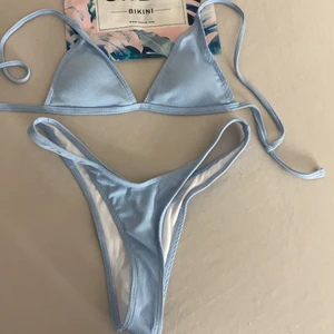 Bikini topp och underdel - Bikini topp och underdel köpt från Shein, storlek är S men skulle säga att överdelen är en XS. Överdelen enbart testad, säljer för att den var för liten. 