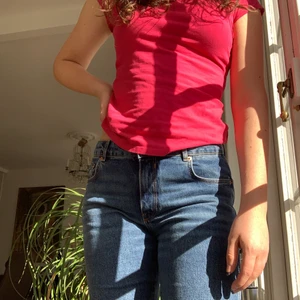 Rosa t-shirt - Gullig rosa t-shirt! Lappen är borta så vet inte vart den är ifrån! Passar bra till sommaren💕