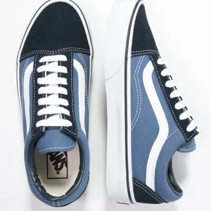 Skor från Vans - Säljer mina super fina skor från Vans! ( kan såklart skicka fler bilder om nån är intresserad) Skorna är använda men i super fint skick! Köpt för 729kr och säljer här för 300kr + Frakt 💓