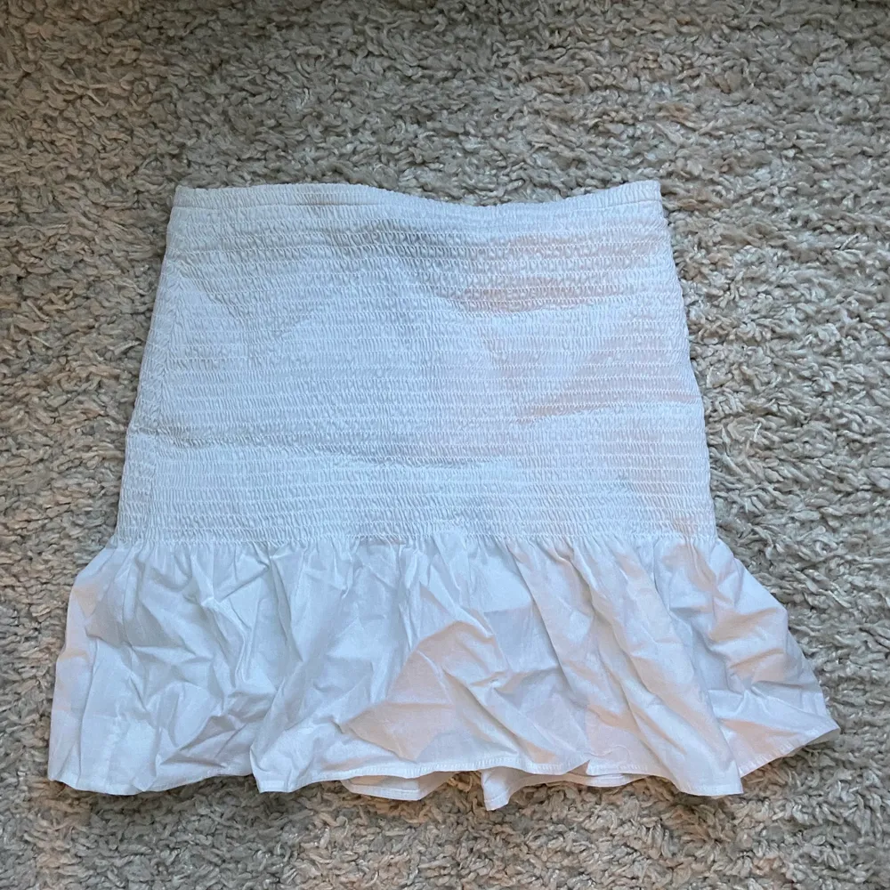 Jag säljer min trendiga vita kjol från H&M. Den är i storlek S men är väldigt stretchig. Inga fläckar. Frakt tillkommer⭐️. Kjolar.