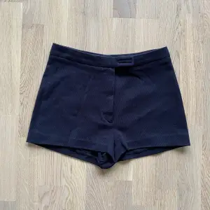 Marinblå shorts från Prada storlek IT38/XS, superfint skick! Köpta i vintagebutik i NY för 1000 kr.