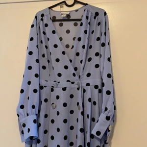 Klänning - Monki - Mycket fin klänning från Monki, använts ca 4 gånger. Sparsamt och väldigt bra skick! Storlek 40. Köparen står för frakten.