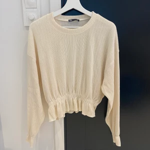 Tröja från Zara - Långärmad tröja från Zara, volanger på ärmarna och midjan, bra skick, väldigt lite använd.