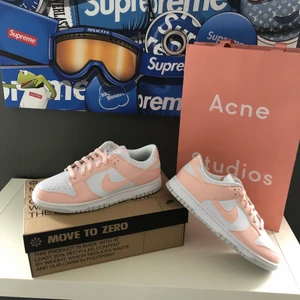 Nike sb dunk - Ett par Nike sb dunk low move to zero pale coral i deadstock!