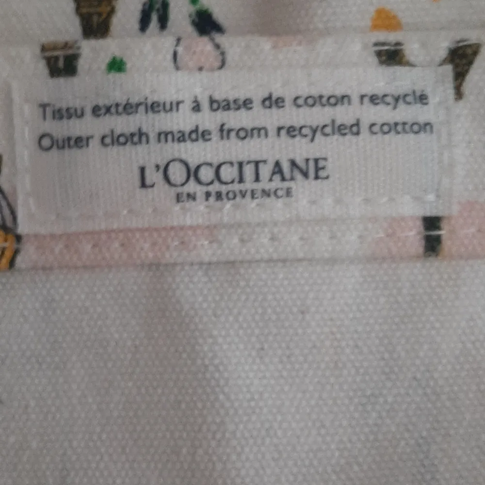 Jätte gullig strand väska från L'occitane i bra skick 💗50 kr + frakt . Väskor.