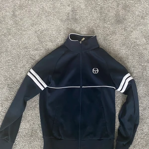 Sergio tacchini tröja - Sergio tacchini tröja, kan användas som tennis tröja eller bara vanlig. Stl S, bra skick