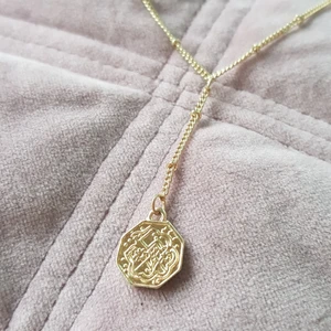 Guldhalsband - Guldigt halsband med gulddetalj. Kedjan är 45cm och gulddetaljen är ca 1cm i diameter.