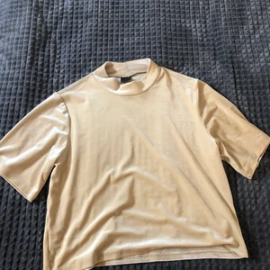 Beige sammets tröja  - Väldigt skön o snygg tröja med en liten polo krage. Passar både xs och s