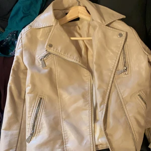 Skinnjacka i färgen beige  - Skinnjacka i storlek: M. Fint skick, aldrig använd. Frakt ingår. ✨