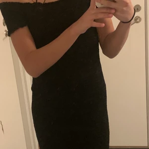 SVART SOMMAR KLÄNNING ❤️ - En svart klänning som är anpassad till sommaren eller något annat, den känns tajtare fast är i storlek S,  är köpt från GINATRICOT 💗💸 jag har vikt den på den andra bilden när man swipa me