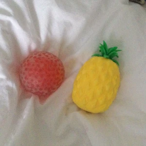 Stressbollar  - 10kr styck dem är som nya knappt andvända, den röda är med orbees 