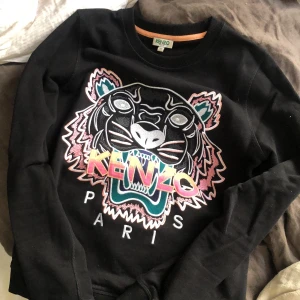 Kenzo tröja XS - KENZO tröja (äkta) nytt pris 2100kr använt 2 gånger så väldigt fin ☺️ köper står för frakten!