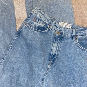 JEANS FRÅN ZALANDO  - SÄLJER MINA FINA BÖÅ JEANS!! Byxorna är använda 1 gång. De kommer inte användning för mig då jag har många liknande. Jag är 171 och de passar utmärkt i längden!! Jättefin blå tvätt som passar till allt 👌👌👌 vid intresse skickar jag självklart fler bilder kring passform 💖💖💖  köparen betalar för frakt. 