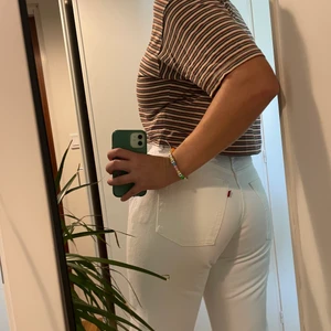 90-TALS LEVIS VITA - Säljer min mammas gamla Levis från tidigt 90-tal. Kan inte hitta någon fläck på dem!  Är strl W31 L32, jag är normalt en 29-30 så skulle säga att dessa är mer 28-29 i waist då de är för små för mig. 