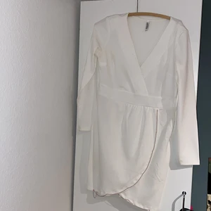 Chiara Forthi vit klänning storlek L - Vit klänning med brons kedja som är ditsydd själv i storlek L