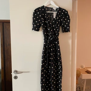 Byxdress från H&M - Prickig byxdress från H&M. Aldrig använda 