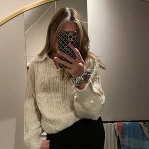 Stickad tröja med krage  - Helt ny stickad tröja från Gina tricot, passar mig som brukar ha xs-s. Köparen står för frakten 💖 slutsåld i denna storleken för tillfället.