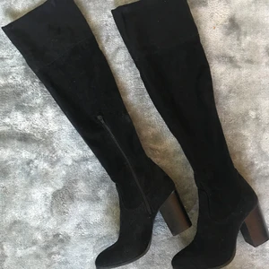 Thigh high boots size 40  - Svarta äkta mockastövlar köpta på Footlight för 1699:- använda ute en gång. 