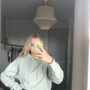 Hoodie - Säljer denna pastell gröna hoodien, då jag redan har en liknande. Prislapp finns kvar, köparen står för frakt💓