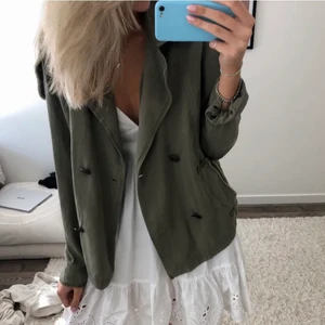 Grön militärjacka - Säljer exakt en likadan jacka som på bilden, köpt på second hand! Jättefin och i bra skick. Älskar den men säljer eftersom att jag inte får användning för den längre. Bilderna är lånade från: (hittar ej användaren just nu, men om ni ser detta skriv så creditar jag självklart) !!💙💙 