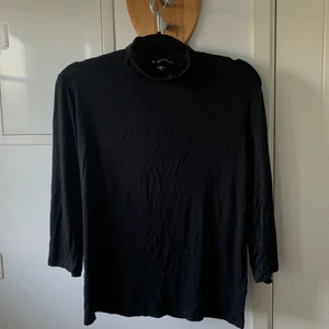 Tröja  - Jättesnygg tröja med krage. Tunt material och väldigt skön. Köparen står för frakt 