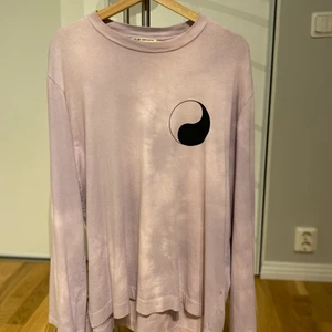 Our Legacy Workshop Longsleeve - En tie dyed longsleeve från Our Legacy. Baksidan av tröjan är lite längre än framsidan. Storleken på tröjan är 50, passar L eller XL. Några övriga frågor kan ni skriva direkt till mig.
