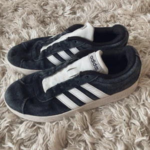 Adidas sneakers i stl. 36 - Adidas sneakers utan snören, stl. 36. Använt skick.